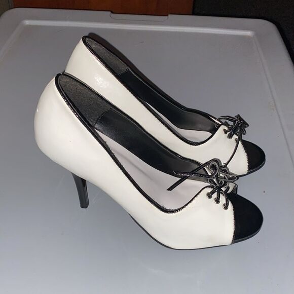 Ellie’s white and black heels Size 7 - Picture 2 of 3